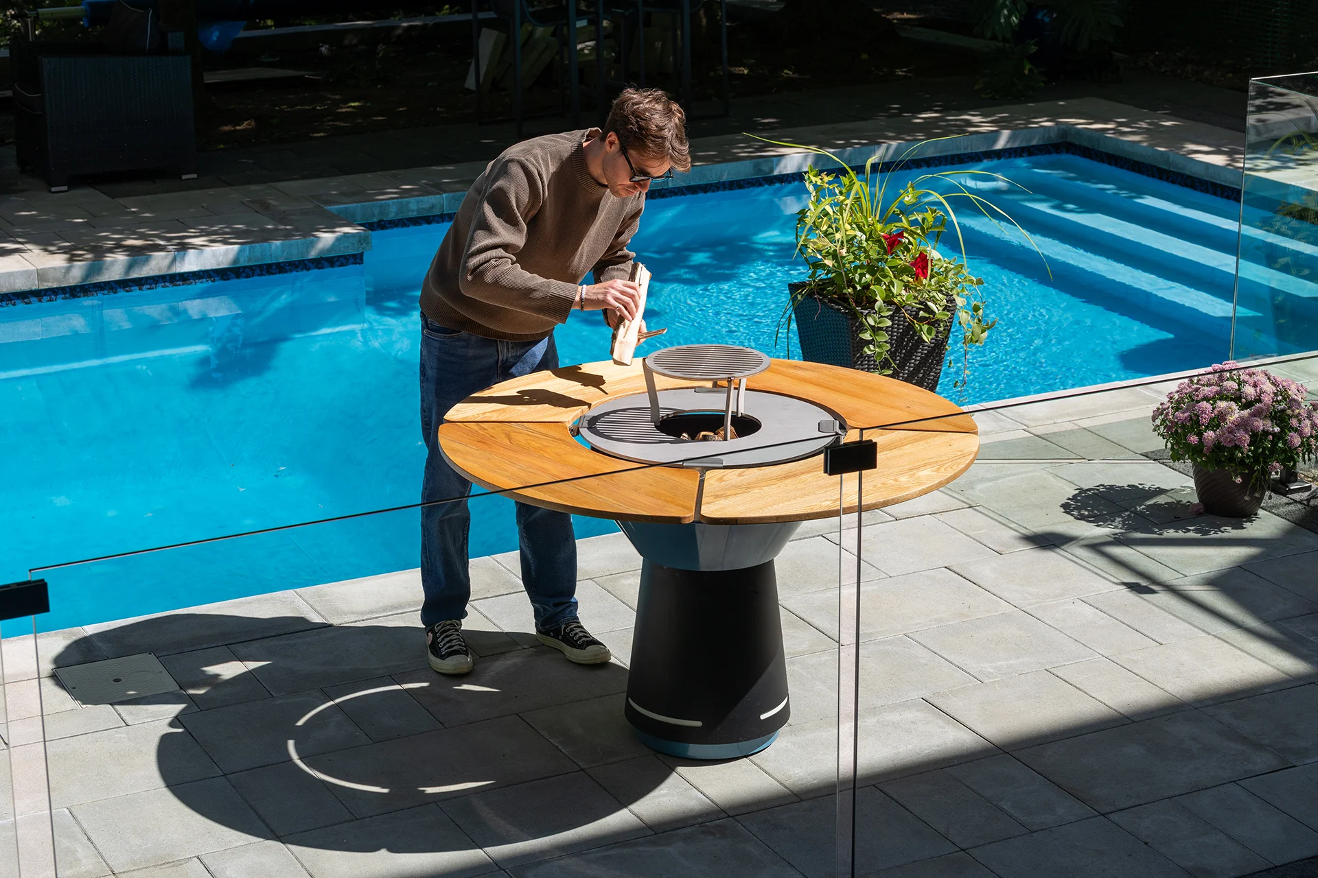 Alimentation du feu au bois dans un brasero extérieur