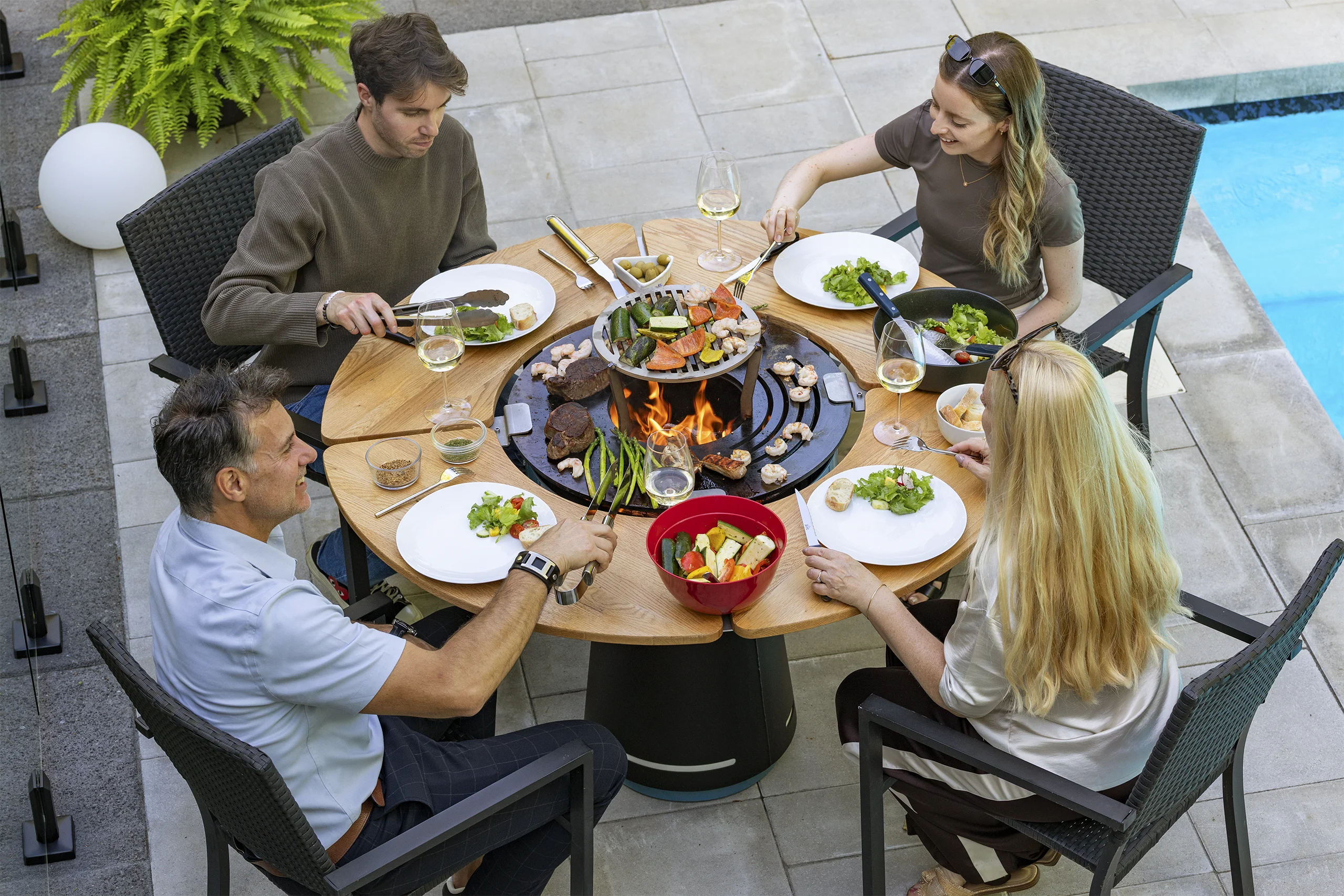 Repas convivial autour d’un brasero extérieur Aro Brasero
