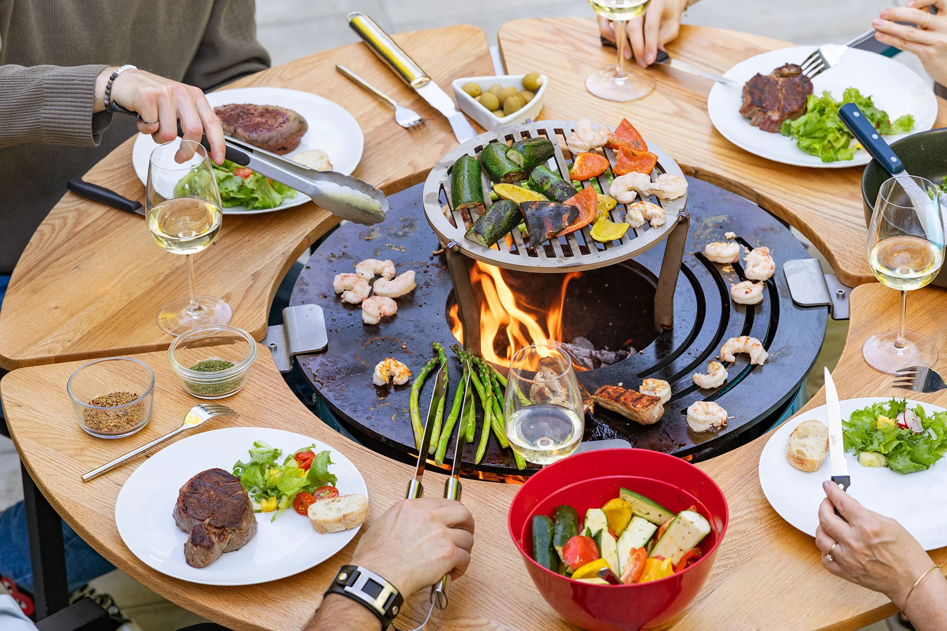 Cuisson de viandes, crevettes et légumes sur un brasero extérieur