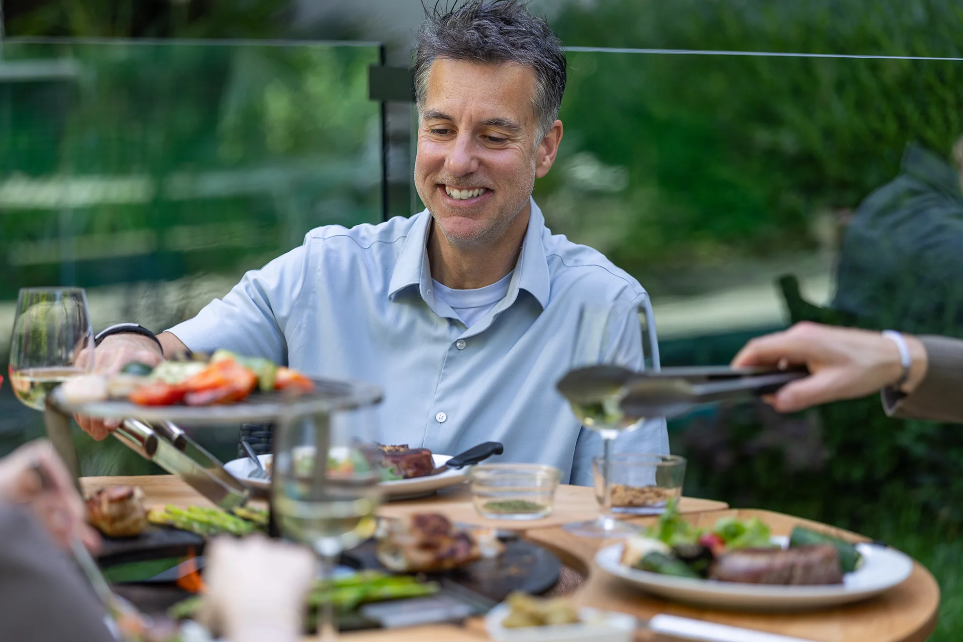 Moment convivial autour d’un brasero extérieur lors d’un repas en plein air