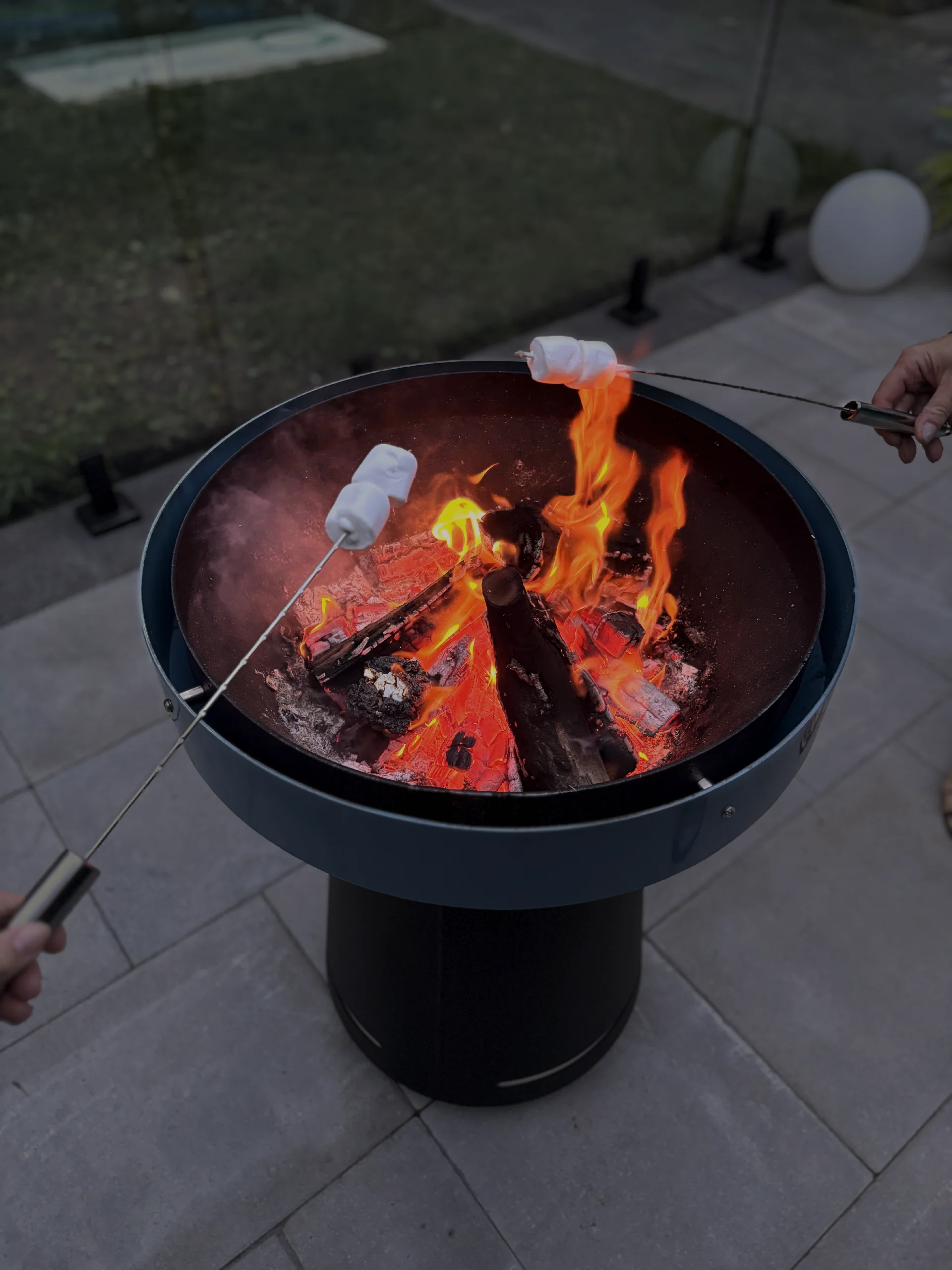 Guimauves grillées au-dessus d’un brasero extérieur